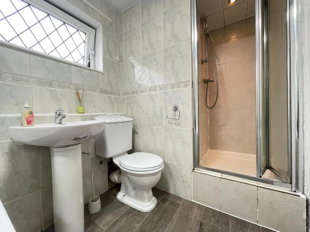 Spacious Bedroom In Beckton Лондон Экстерьер фото
